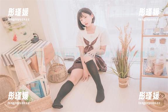 优雅风范尽显：“Messie Huang连衣裙”摄影写真套图大赏